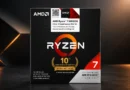 Caja del procesador AMD Ryzen 7 5800X3D Edición Aniversario, en colores negro y rojo, con logotipos prominentes y detalles técnicos.