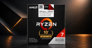 Caja del procesador AMD Ryzen 7 5800X3D Edición Aniversario, en colores negro y rojo, con logotipos prominentes y detalles técnicos.