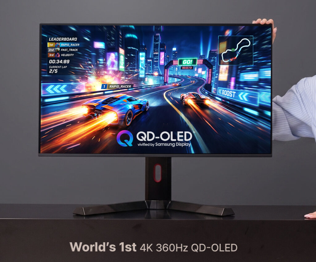Monitor QD-OLED de Samsung, con pantalla 4K 360Hz mostrando un juego de carreras vibrante y colorido, montado sobre un soporte elegante.