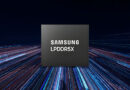 Logo de Samsung en un chip LPDDR5X sobre un fondo abstracto con rayos de luz en tonos azules y púrpuras.