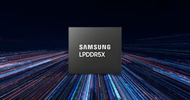 Logo de Samsung en un chip LPDDR5X sobre un fondo abstracto con rayos de luz en tonos azules y púrpuras.
