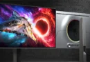 Monitor Odyssey OLED G8 con un diseño moderno, pantalla brillante mostrando una nave espacial y un fondo cósmico vibrante.