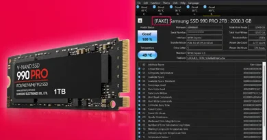 SSD Samsung 990 PRO de 1TB sobre fondo rosa, mostrando información técnica con una etiqueta de detección de "FALSO" en la interfaz de CrystalDiskInfo.