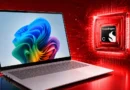Portátil en un fondo rojo con un chip Snapdragon C. Pantalla muestra un sistema operativo con colores vibrantes y diseño moderno.