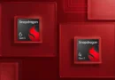 Diseños de los chips Snapdragon 6 Gen 5 y 4 Gen 5 sobre un fondo rojo, con un enfoque moderno y abstracto.