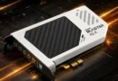 Tarjeta de sonido Creative Sound Blaster AE-X con diseño blanco y negro en un fondo tecnológico de circuitos y luces doradas.