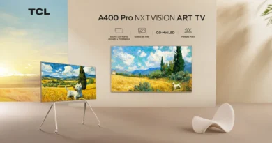 Televisor TCL A400 Pro NXTVISION ART TV con diseño minimalista, mostrando una pantalla artística de campo y una vaca en un marco elegante.