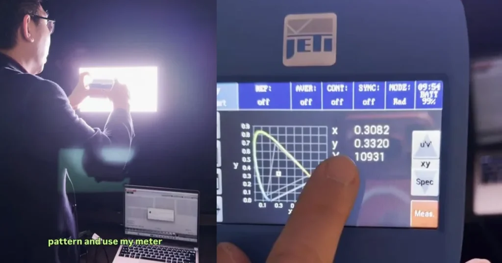Un técnico mide la intensidad luminosa de una pantalla con un dispositivo, mostrando gráficos y datos en una pantalla digital.