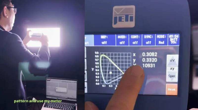 Un técnico mide la intensidad luminosa de una pantalla con un dispositivo, mostrando gráficos y datos en una pantalla digital.