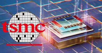 Logotipo de TSMC en rojo, superpuesto a un chip tecnológico detallado sobre un fondo azul con patrones de circuitos.