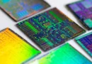Semiconductores con patrones y colores iridiscentes, dispuestos en varias direcciones sobre un fondo claro.