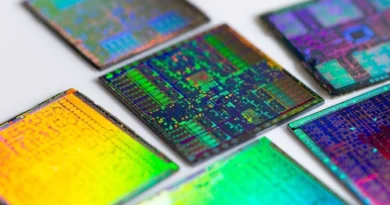 Semiconductores con patrones y colores iridiscentes, dispuestos en varias direcciones sobre un fondo claro.