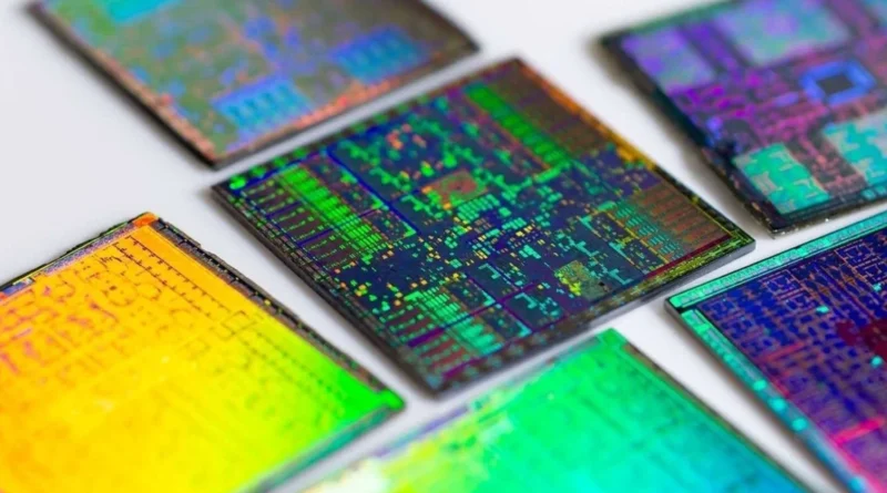 Semiconductores con patrones y colores iridiscentes, dispuestos en varias direcciones sobre un fondo claro.