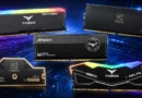 Memorias RAM de diferentes modelos y marcas, con diseño variado y luces RGB, sobre un fondo tecnológico azul y negro.
