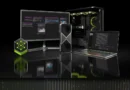 Estación de trabajo moderna con pantalla, computadora personalizada y laptop, todos mostrando gráficos y elementos de programación en un fondo negro.