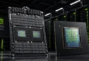Placa de la CPU NVIDIA Vera a la izquierda y chip en un fondo oscuro, con servidores iluminados en verde al fondo.