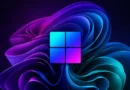Logo de Windows con un fondo de ondas en tonos morados y azules, creando un efecto dinámico y moderno.
