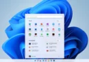 Fondo azul suave con el menú de inicio de Windows 11 abierto, mostrando aplicaciones ancladas y recomendadas en una interfaz clara y moderna.