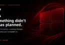 Fondo negro con un logo de Windows en rojo. Texto en blanco advierte sobre un fallo en la actualización y sugiere mantener encendido el equipo.