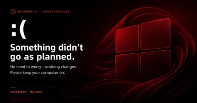 Fondo negro con un logo de Windows en rojo. Texto en blanco advierte sobre un fallo en la actualización y sugiere mantener encendido el equipo.