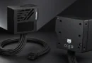 Dispositivo WireView Pro II en color negro, con conectores y cables, sobre un fondo oscuro y angular. Diseño elegante y moderno.
