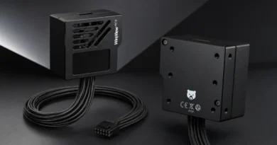 Dispositivo WireView Pro II en color negro, con conectores y cables, sobre un fondo oscuro y angular. Diseño elegante y moderno.