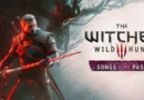 Geralt de Rivia sostiene una espada en un entorno oscuro y fantasioso, con árboles retorcidos y un brillo rojo, anunciando "Songs of the Past".