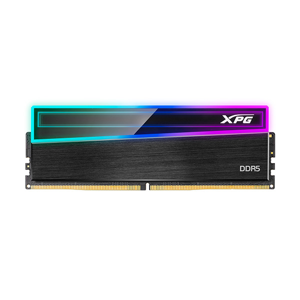 Módulo de memoria DDR5 con diseño negro y luz RGB en la parte superior, mostrando el logo XPG y la inscripción DDR5.