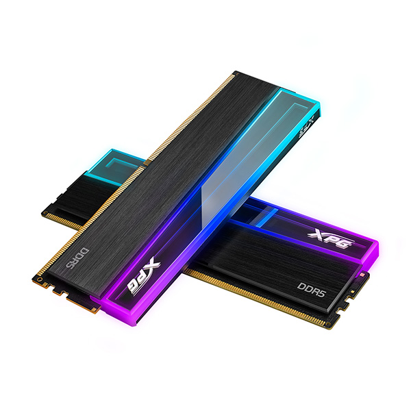 Módulos de memoria DDR5 de XPG con diseño elegante y luces RGB, colores azul y púrpura, sobre fondo blanco.