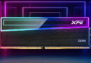 Modulo de memoria DDR5 XPG con diseño en colores negro y efectos de iluminación RGB, resaltado por un fondo de neón.