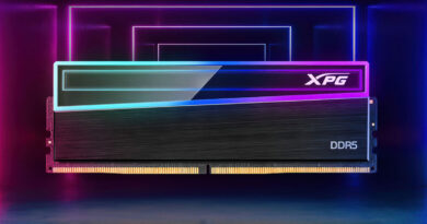 Modulo de memoria DDR5 XPG con diseño en colores negro y efectos de iluminación RGB, resaltado por un fondo de neón.
