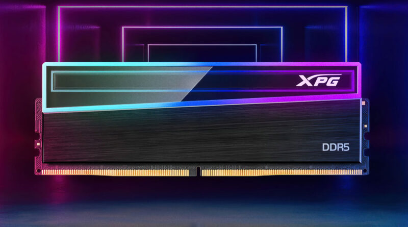 Modulo de memoria DDR5 XPG con diseño en colores negro y efectos de iluminación RGB, resaltado por un fondo de neón.