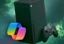 Consola Xbox Series X negra en un fondo abstracto verde, acompañada de un control y un ícono colorido que representa la funcionalidad de AI.