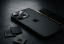 Smartphone negro de Apple con tres cámaras, acompañado de chips de memoria y un módulo LPDDR5 sobre fondo oscuro.
