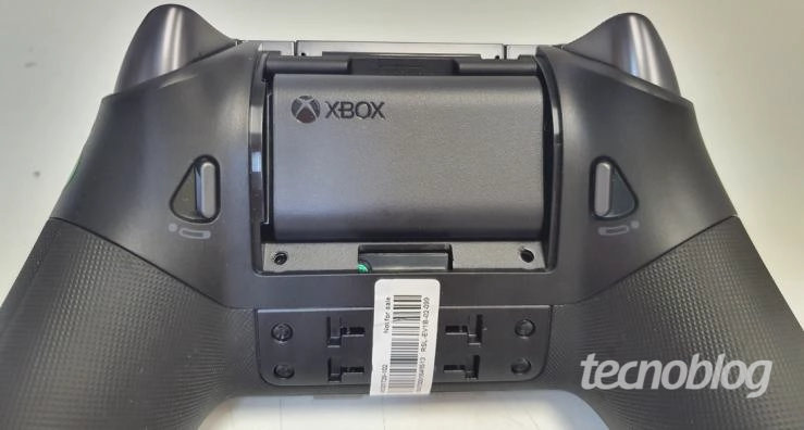 Controlador Xbox Elite Series 3 visto desde atrás, con detalles del compartimento de la batería y botones laterales. Predomina el color negro.