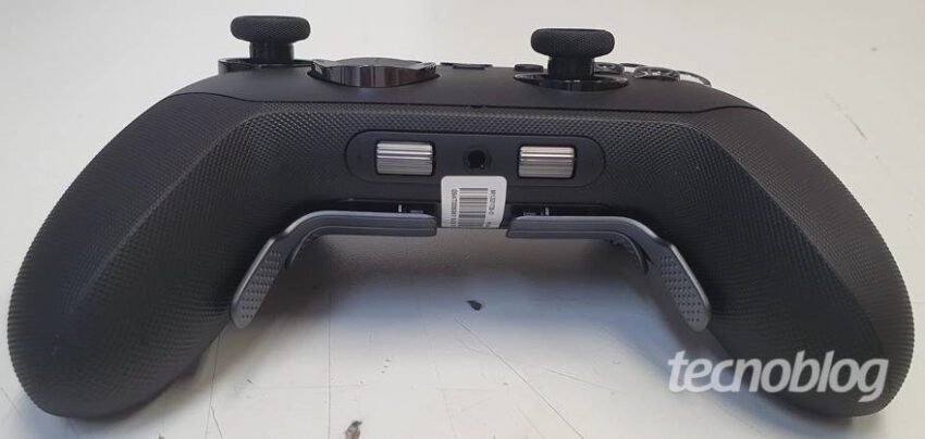 Controlador Xbox Elite Series 3, de color negro con detalles en gris. Presenta joysticks, botones y palancas en un diseño ergonómico.