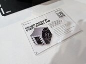 Diseño de un enfriador para PC con descripción técnica, fondo blanco, y un código QR al lado. Predominan el negro y el metal.