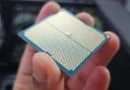 AMD Ryzen 9 9900X en mano, mostrando su superficie con pines, reportado con falla y abultamiento en el empaquetado.