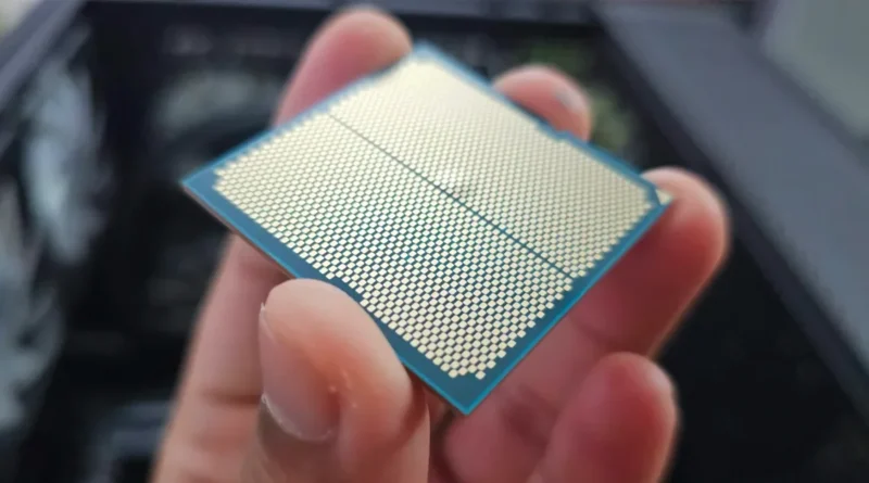 AMD Ryzen 9 9900X en mano, mostrando su superficie con pines, reportado con falla y abultamiento en el empaquetado.