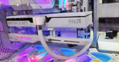 Cable de alimentación gráfico en blanco con detalles en gris, con una tarjeta gráfica GeForce RTX y ventiladores LED de colores.