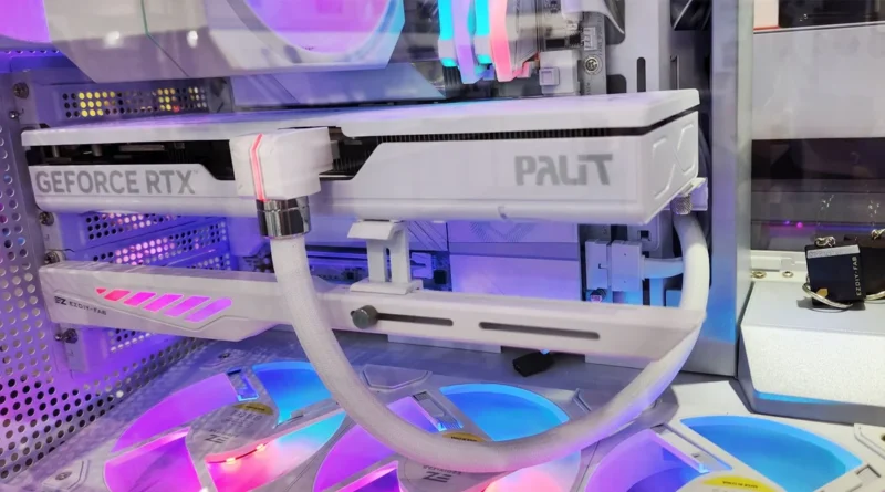 Cable de alimentación gráfico en blanco con detalles en gris, con una tarjeta gráfica GeForce RTX y ventiladores LED de colores.