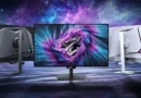 Tres monitores AORUS en un entorno espacial vibrante, con un monitor central que muestra gráficos coloridos en tonos púrpuras y azules.