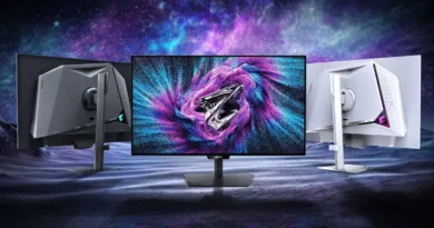 Tres monitores AORUS en un entorno espacial vibrante, con un monitor central que muestra gráficos coloridos en tonos púrpuras y azules.
