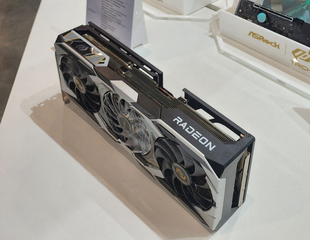 Tarjeta gráfica Radeon RX 9070 XT Taichi, con dos ventiladores prominentes, tonos negro y plata, diseño elegante y moderno.