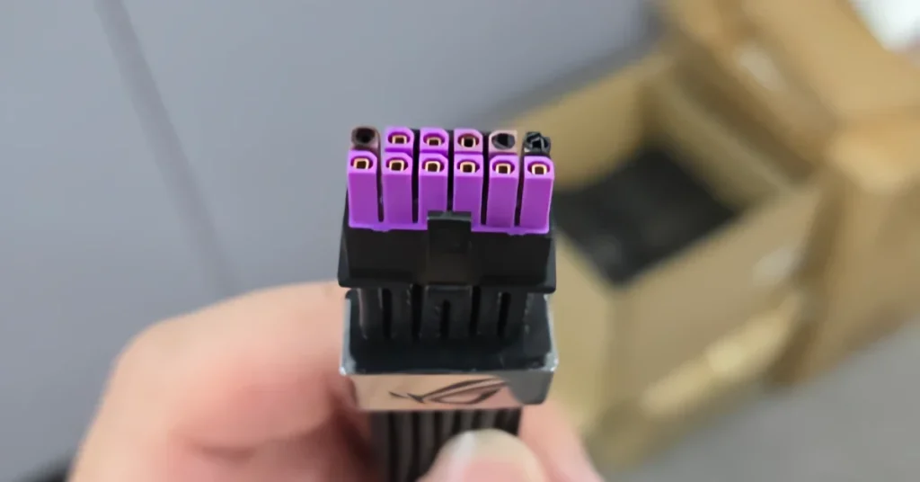 Conector ROG Equalizer con múltiples pines, utilizado en cables de alimentación de hardware gamer para optimizar rendimiento.