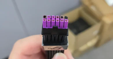 Conector ROG Equalizer con múltiples pines, utilizado en cables de alimentación de hardware gamer para optimizar rendimiento.