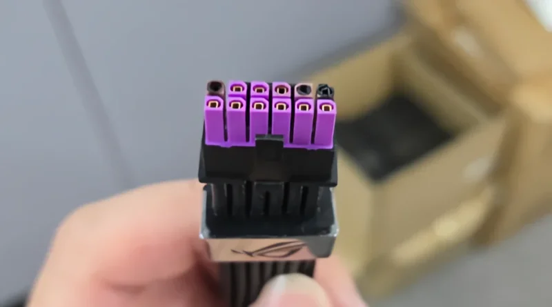 Conector ROG Equalizer con múltiples pines, utilizado en cables de alimentación de hardware gamer para optimizar rendimiento.