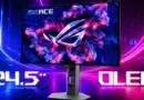 Monitor OLED de 24.5", con diseño futurista y colores vibrantes. Muestra el logo ROG en un fondo galáctico y fondo iluminado.