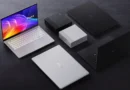 Varias laptops y dispositivos ProArt en colores gris y negro, dispuestos sobre una superficie oscura, destacando su diseño moderno.