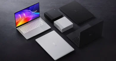 Varias laptops y dispositivos ProArt en colores gris y negro, dispuestos sobre una superficie oscura, destacando su diseño moderno.